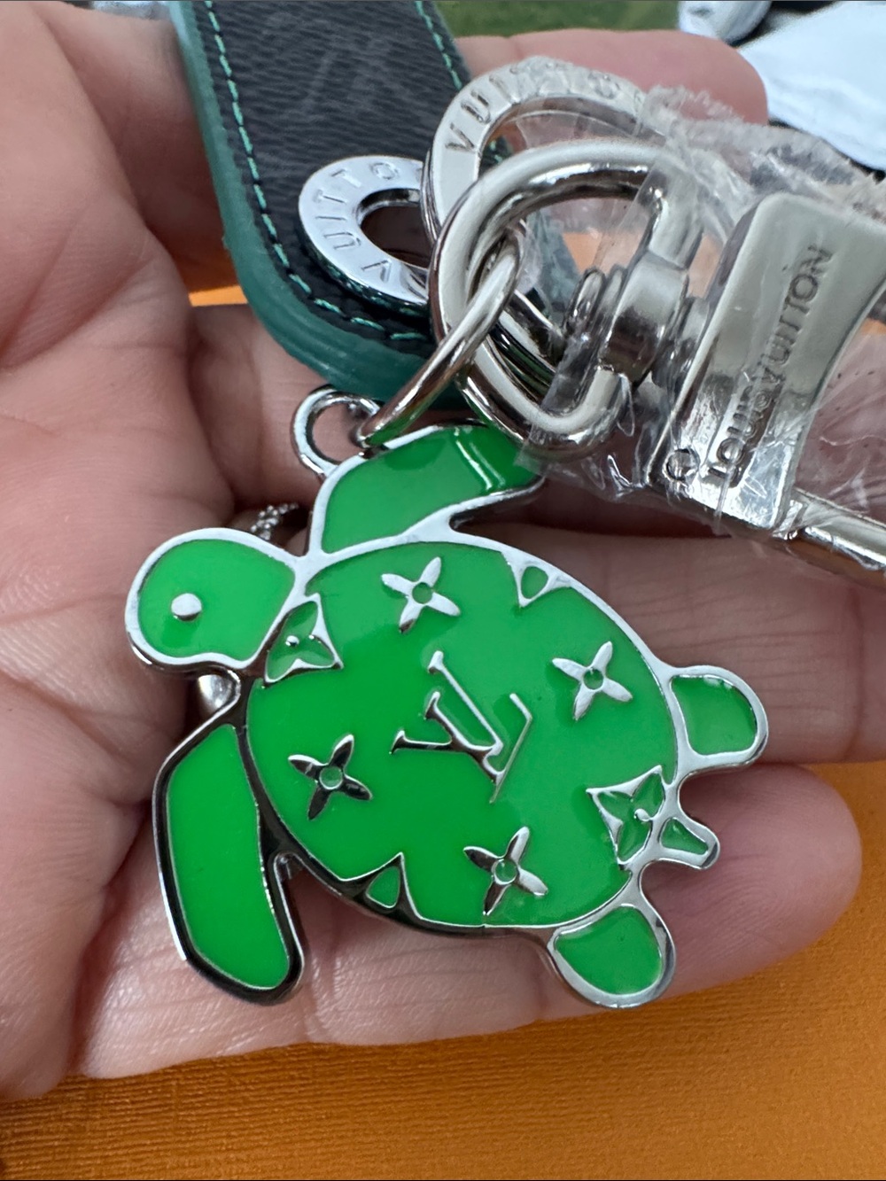 Green Turtle Key Charm with Black & Green Leather Strap - Picture 3 of 3